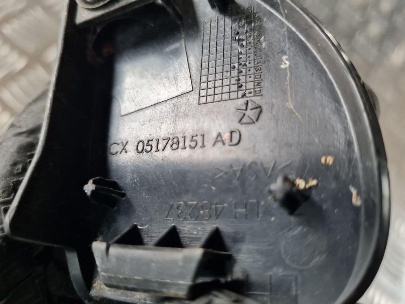 Durvju spoguļa apdares uzlika salonā (bez skaļruņa) priekš DODGE JOURNEY 2010 4 Durvju spoguļa apdares uzlika salonā (bez skaļruņa) priekš DODGE JOURNEY 2010