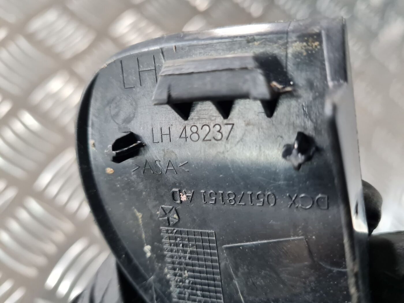 Durvju spoguļa apdares uzlika salonā (bez skaļruņa) priekš DODGE JOURNEY 2010 3 Durvju spoguļa apdares uzlika salonā (bez skaļruņa) priekš DODGE JOURNEY 2010