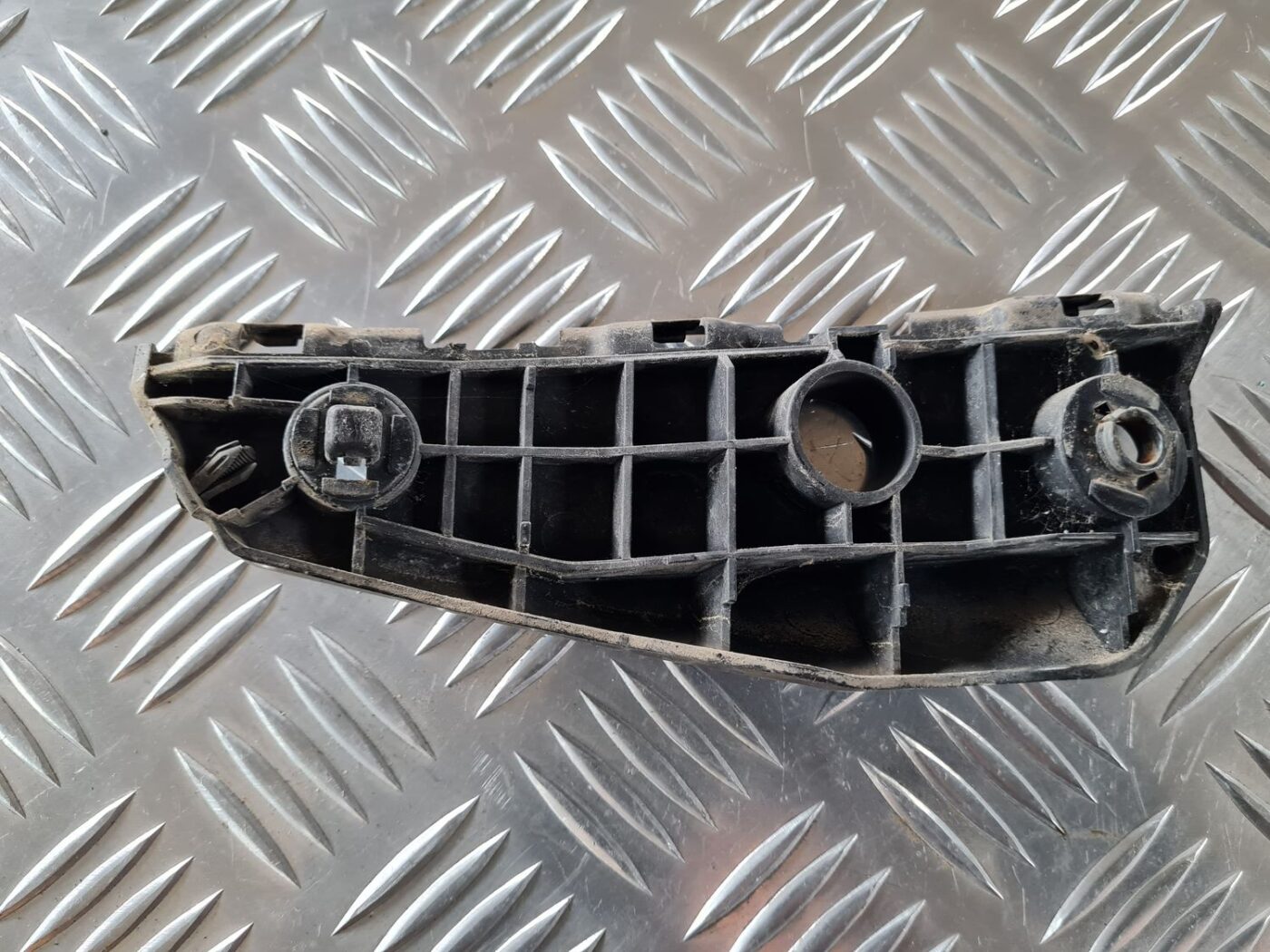 Priekšēja bufera kreisāis kronšteins priekš TOYOTA AURIS 2007