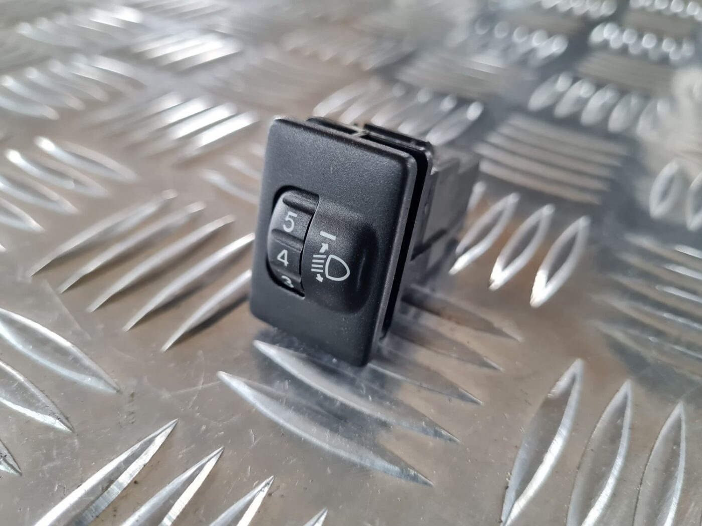 Lukturu augstuma regulēšanas poga priekš TOYOTA AURIS 2007 2 Lukturu augstuma regulēšanas poga priekš TOYOTA AURIS 2007