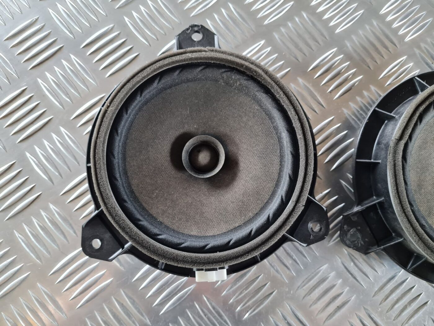 Durvju skaļrunis, apakšā priekš TOYOTA AURIS 2007 2 Durvju skaļrunis, apakšā priekš TOYOTA AURIS 2007