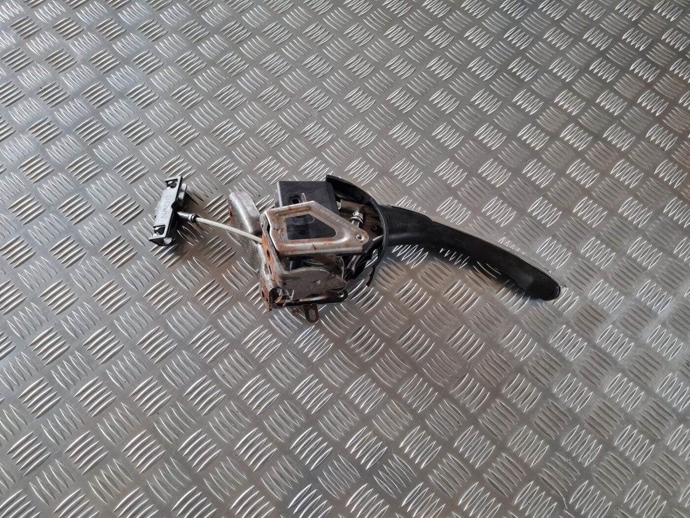 Stāvbremzes svira priekš TOYOTA AURIS 2007 1 Stāvbremzes svira priekš TOYOTA AURIS 2007