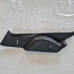 Bagāžnieka nodalījuma sānu apdare priekš TOYOTA AURIS 2007