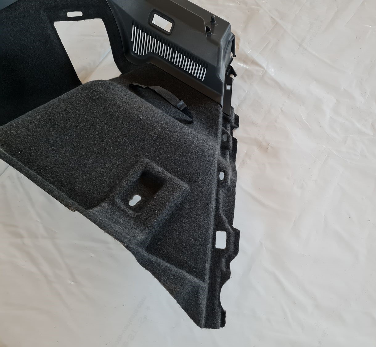 Bagāžnieka nodalījuma sānu apdare priekš TOYOTA AURIS 2007