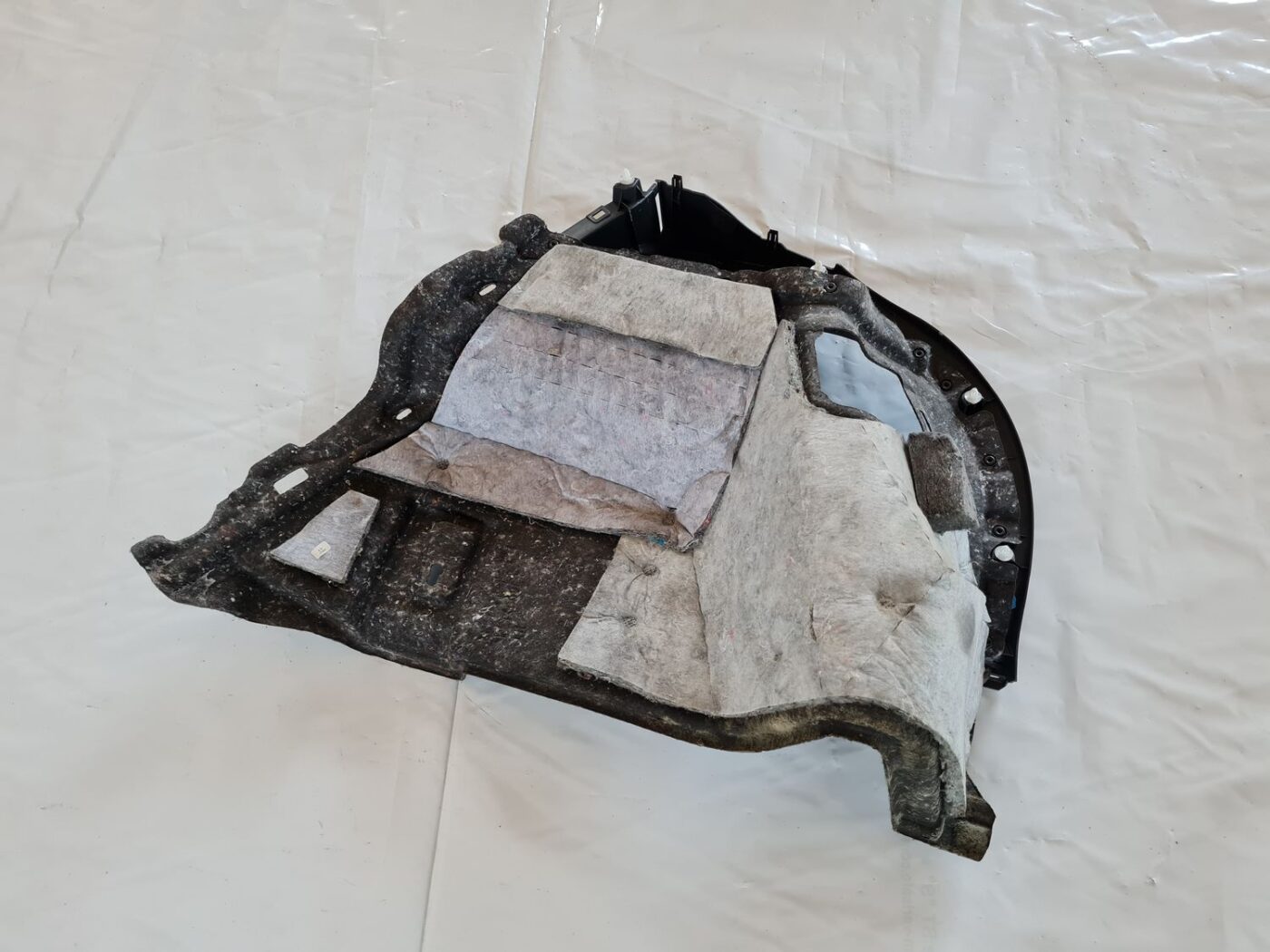 Bagāžnieka nodalījuma sānu apdare priekš TOYOTA AURIS 2007