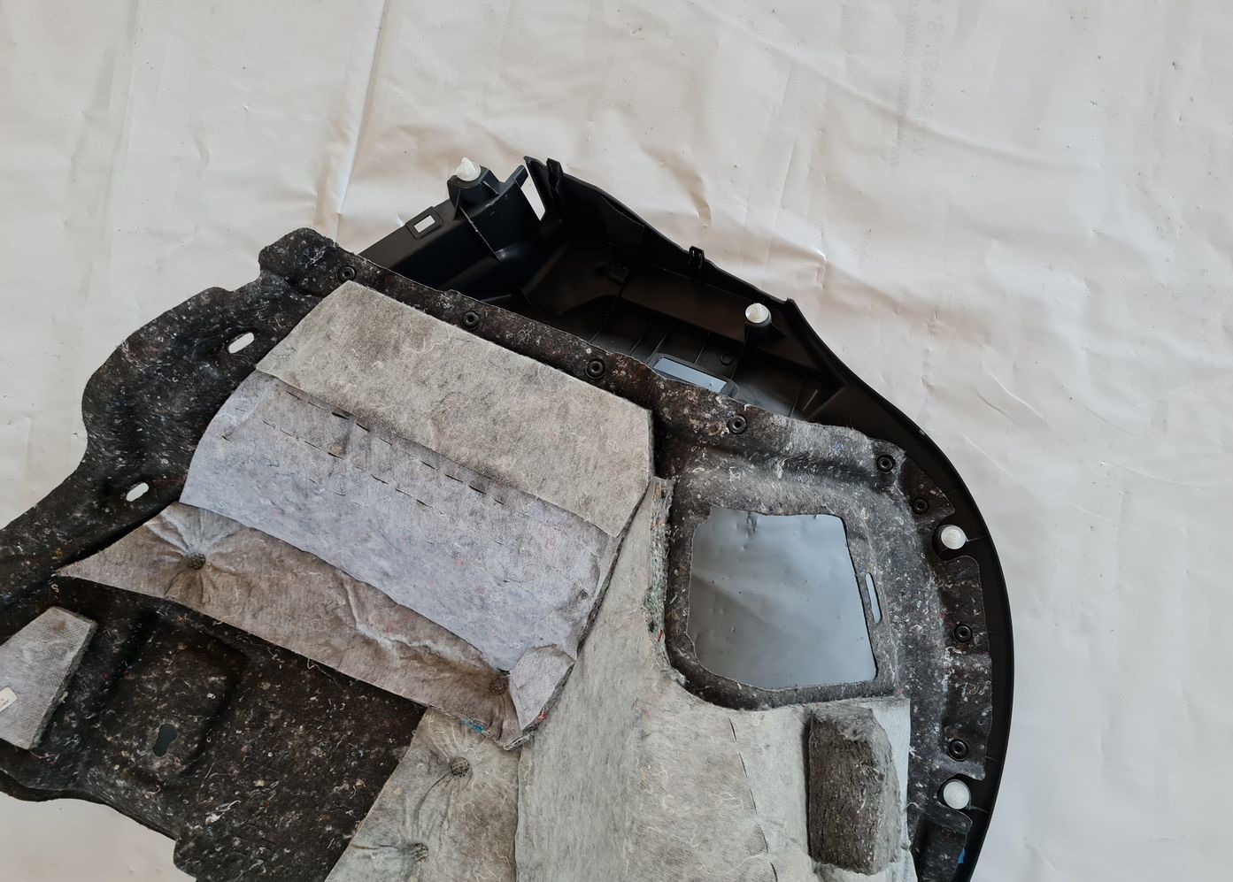 Bagāžnieka nodalījuma sānu apdare priekš TOYOTA AURIS 2007