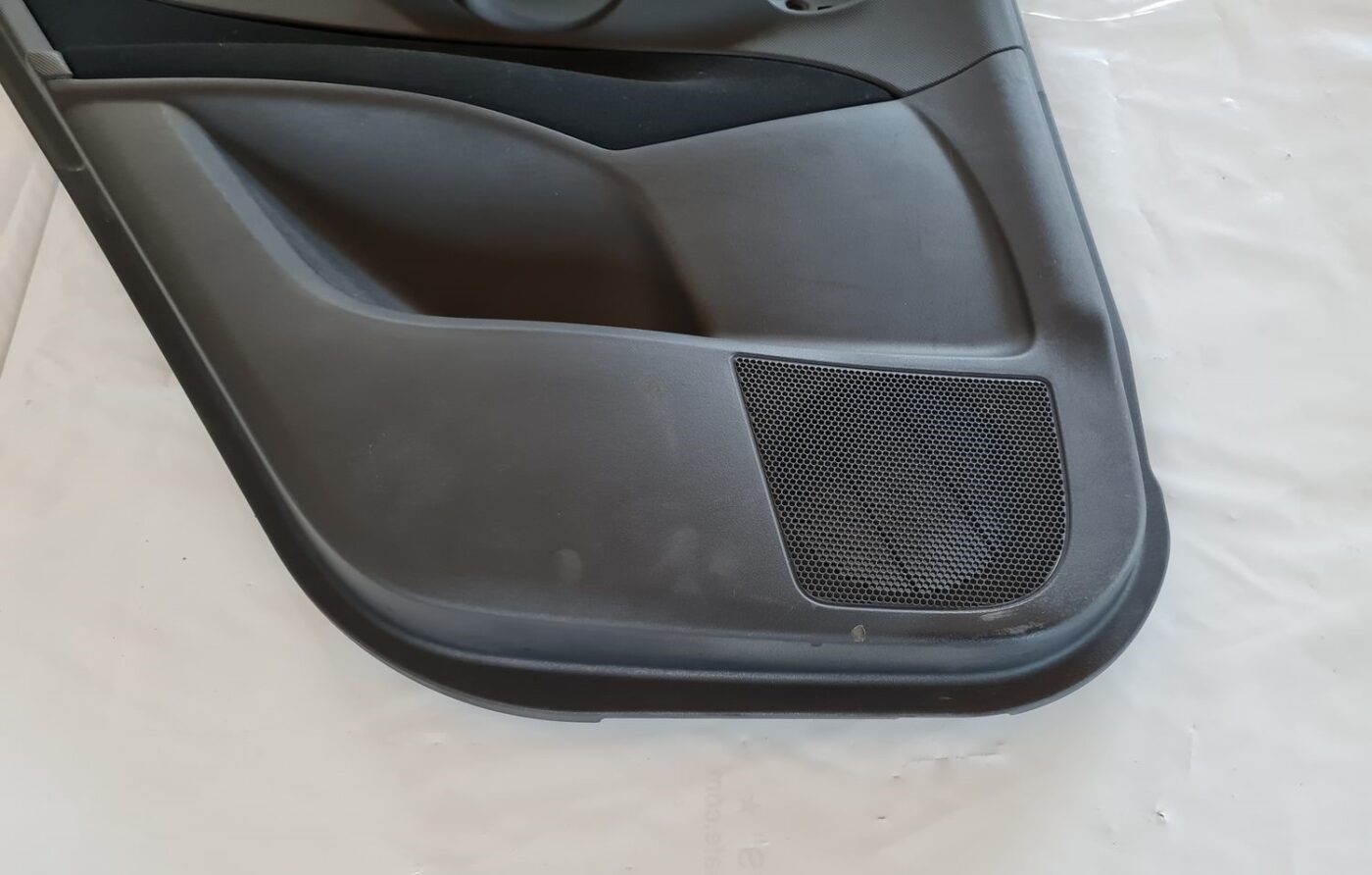 Aizmugurējo kreiso durvju apdare priekš TOYOTA AURIS 2007