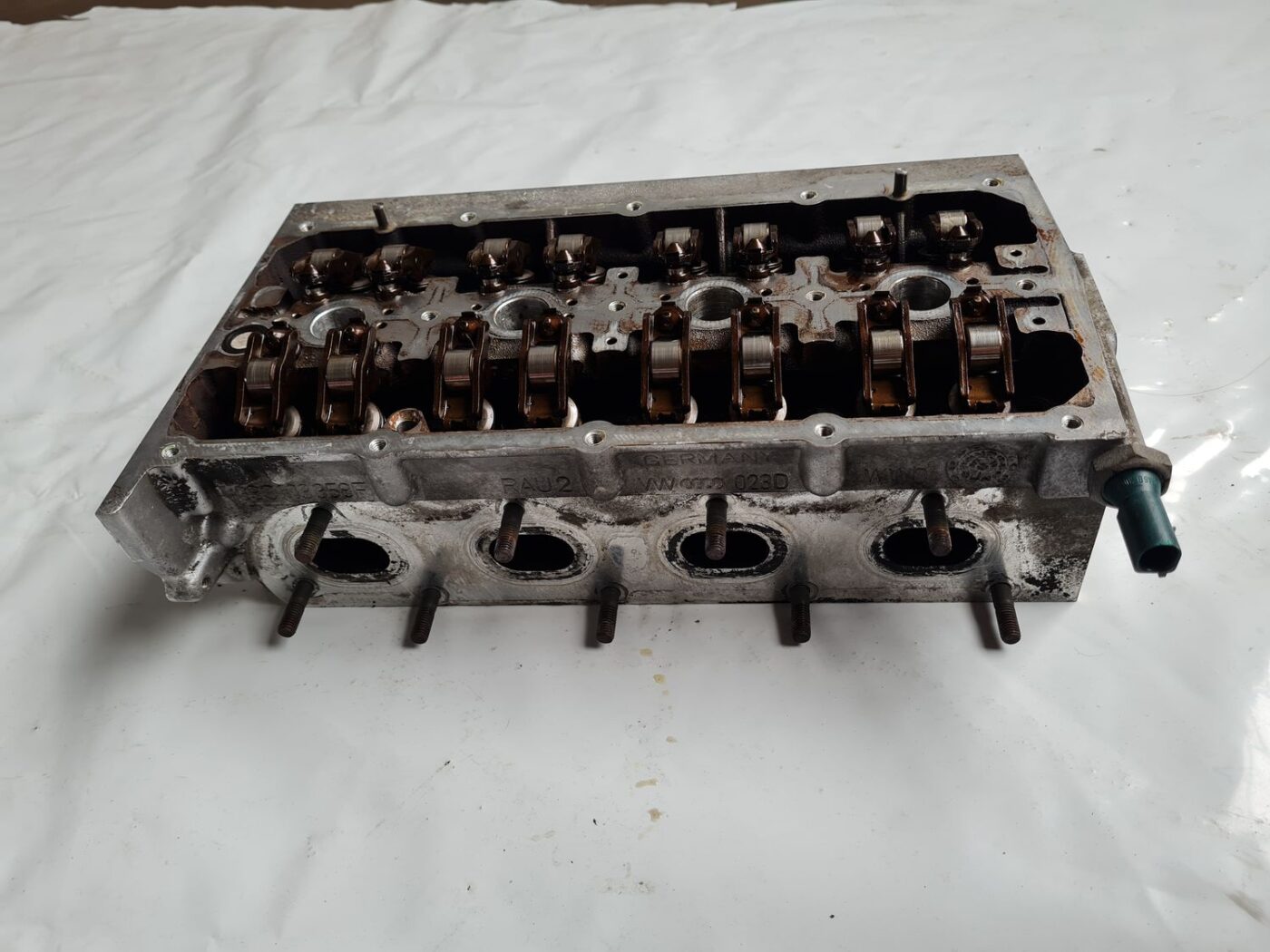 Dzinēja cilindra galva priekš VW GOLF 5 2004