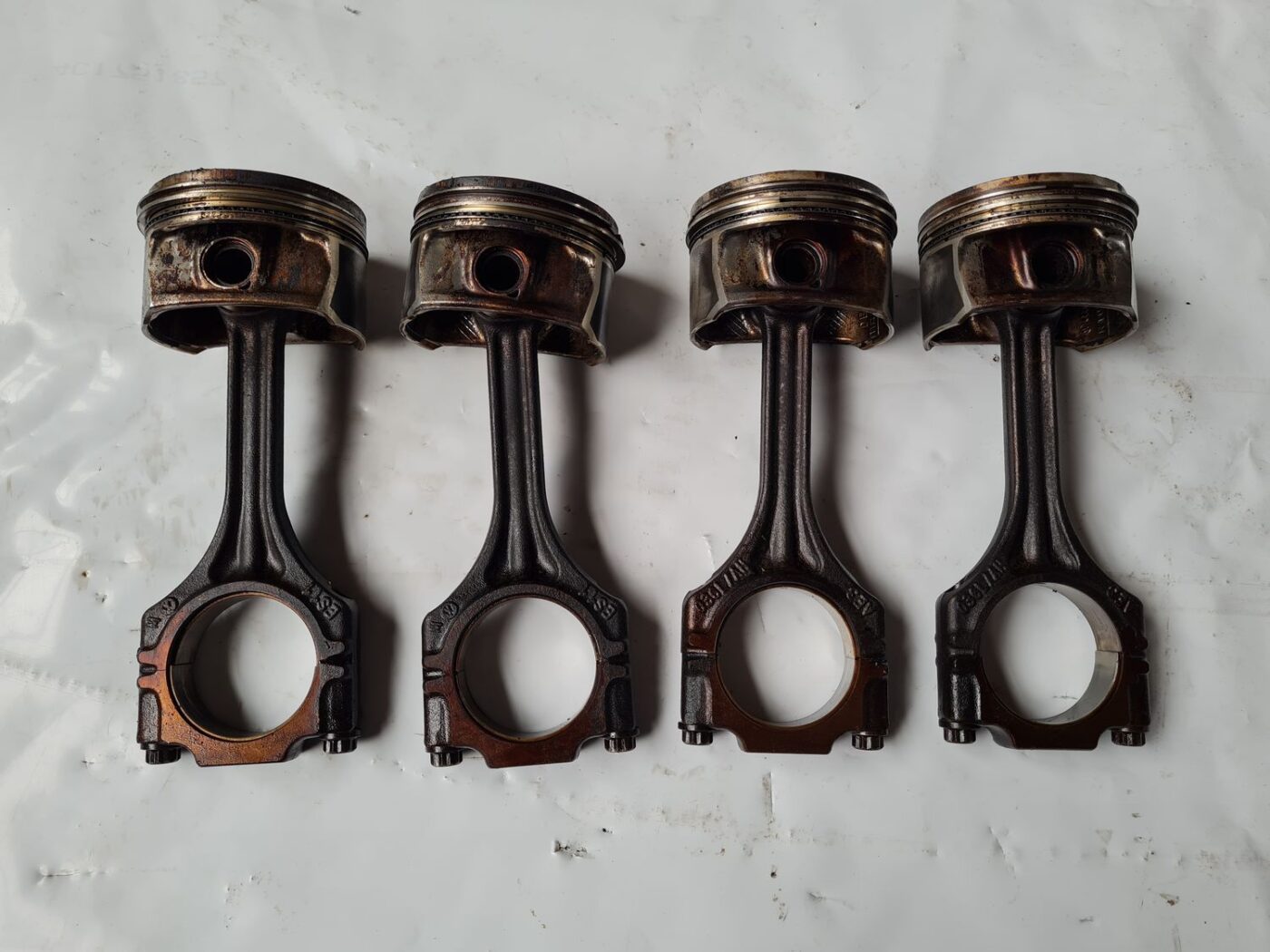 Virzuļu un klaņu komplekts priekš VW GOLF 5 2004 2 Virzuļu un klaņu komplekts priekš VW GOLF 5 2004