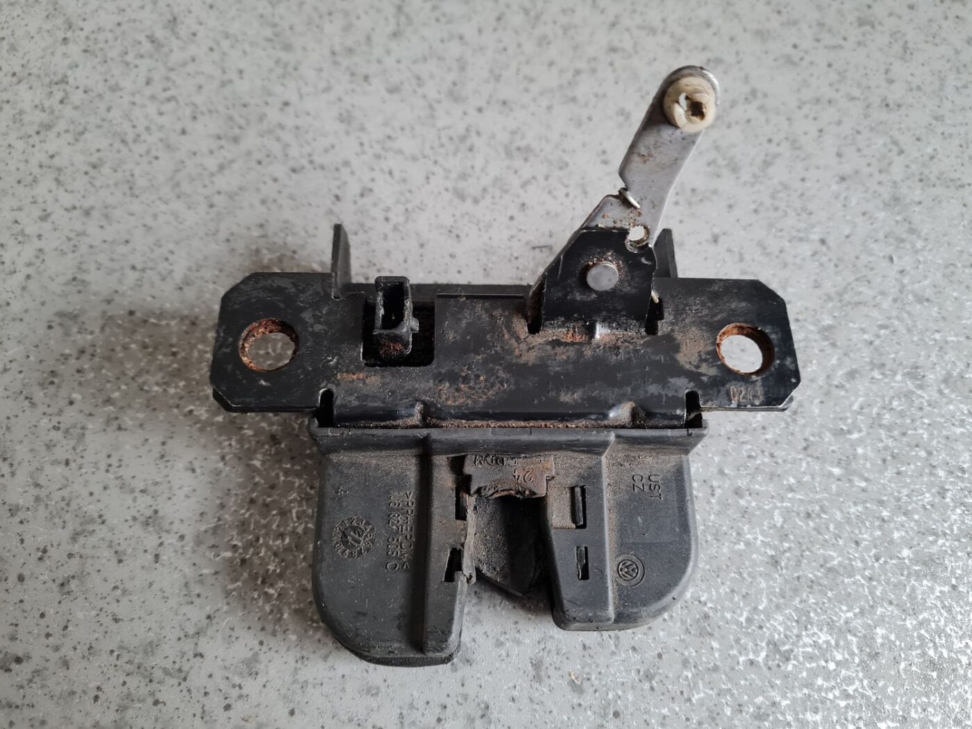 Bagāžnieka vāka slēdzene priekš VW GOLF IV 1999 2 Bagāžnieka vāka slēdzene priekš VW GOLF IV 1999