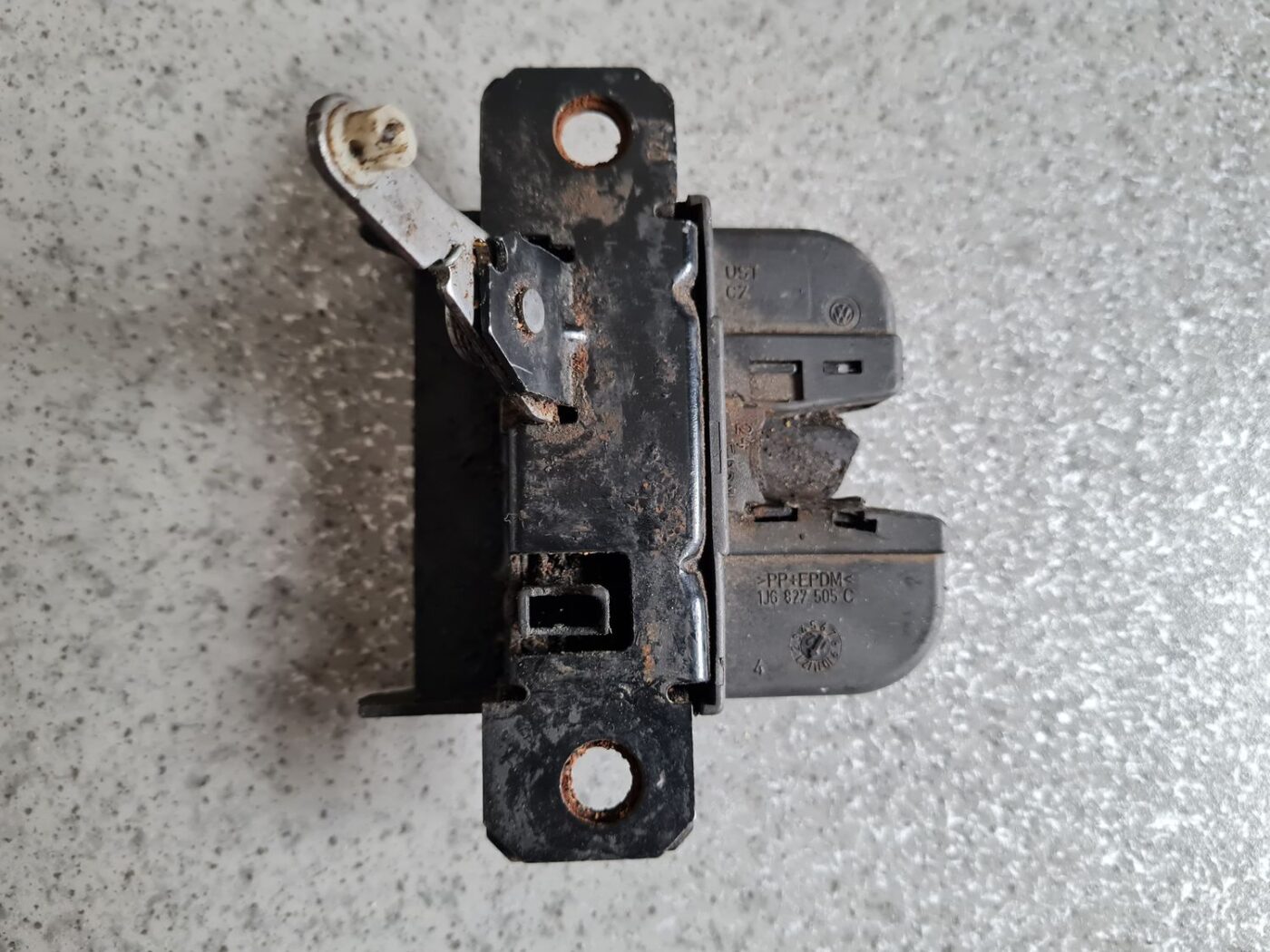 Bagāžnieka vāka slēdzene priekš VW GOLF IV 1999 6 Bagāžnieka vāka slēdzene priekš VW GOLF IV 1999