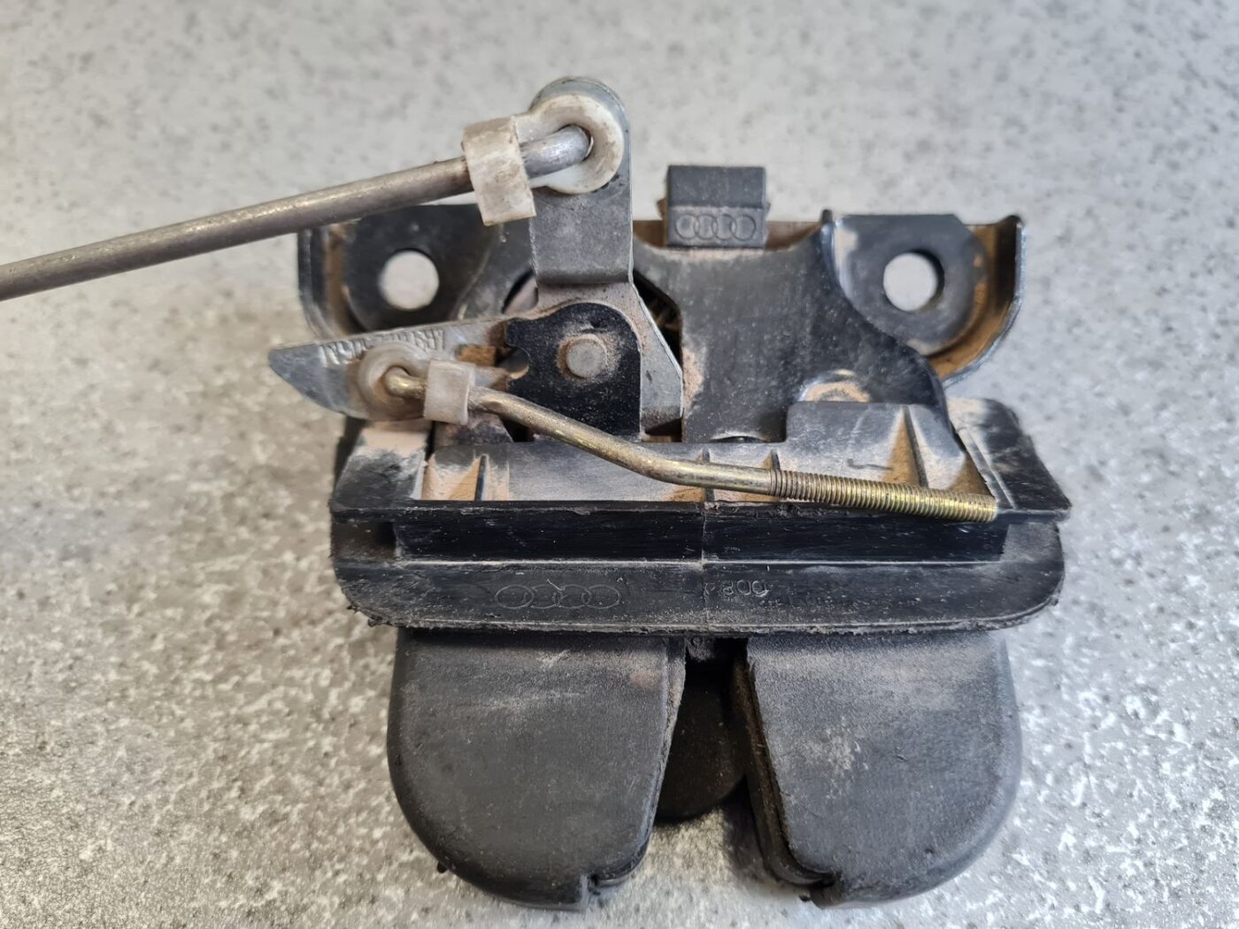 Bagāžnieka vāka slēdzene priekš AUDI A4 2003 2 Bagāžnieka vāka slēdzene priekš AUDI A4 2003