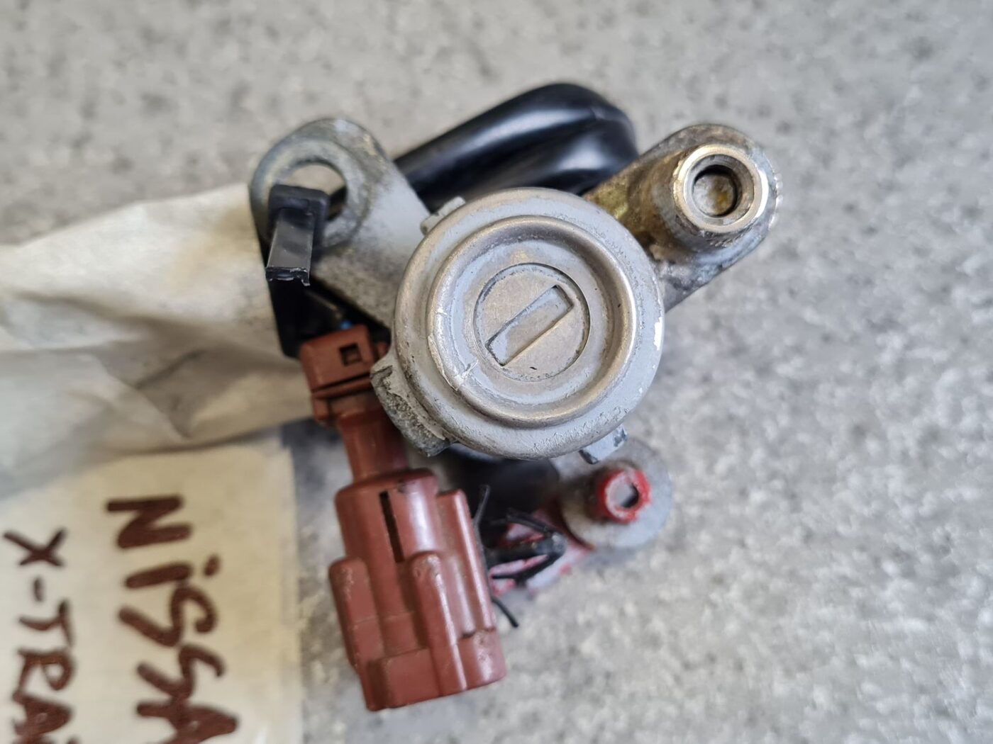 Durvju slēdzenes cilindrs priekš NISSAN X-TRAIL 2005 2 Durvju slēdzenes cilindrs priekš NISSAN X-TRAIL 2005