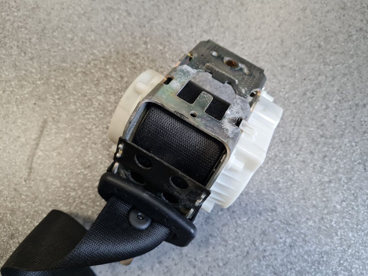 Aizmugurējā kreisa drošības josta priekš BMW 520D E60 2006 ENG. 5 Aizmugurējā kreisa drošības josta priekš BMW 520D E60 2006 ENG.