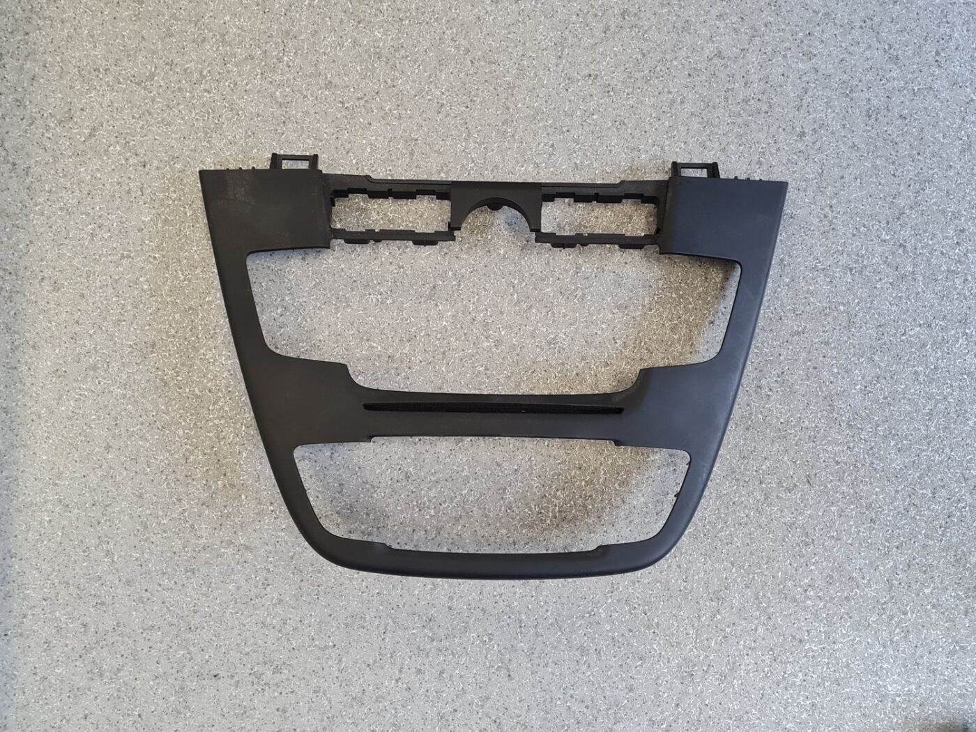 Mērinstrumentu paneļa dekoratīvais rāmis priekš OPEL INSIGNIA SPORTS TOURER 2010 1 Mērinstrumentu paneļa dekoratīvais rāmis priekš OPEL INSIGNIA SPORTS TOURER 2010