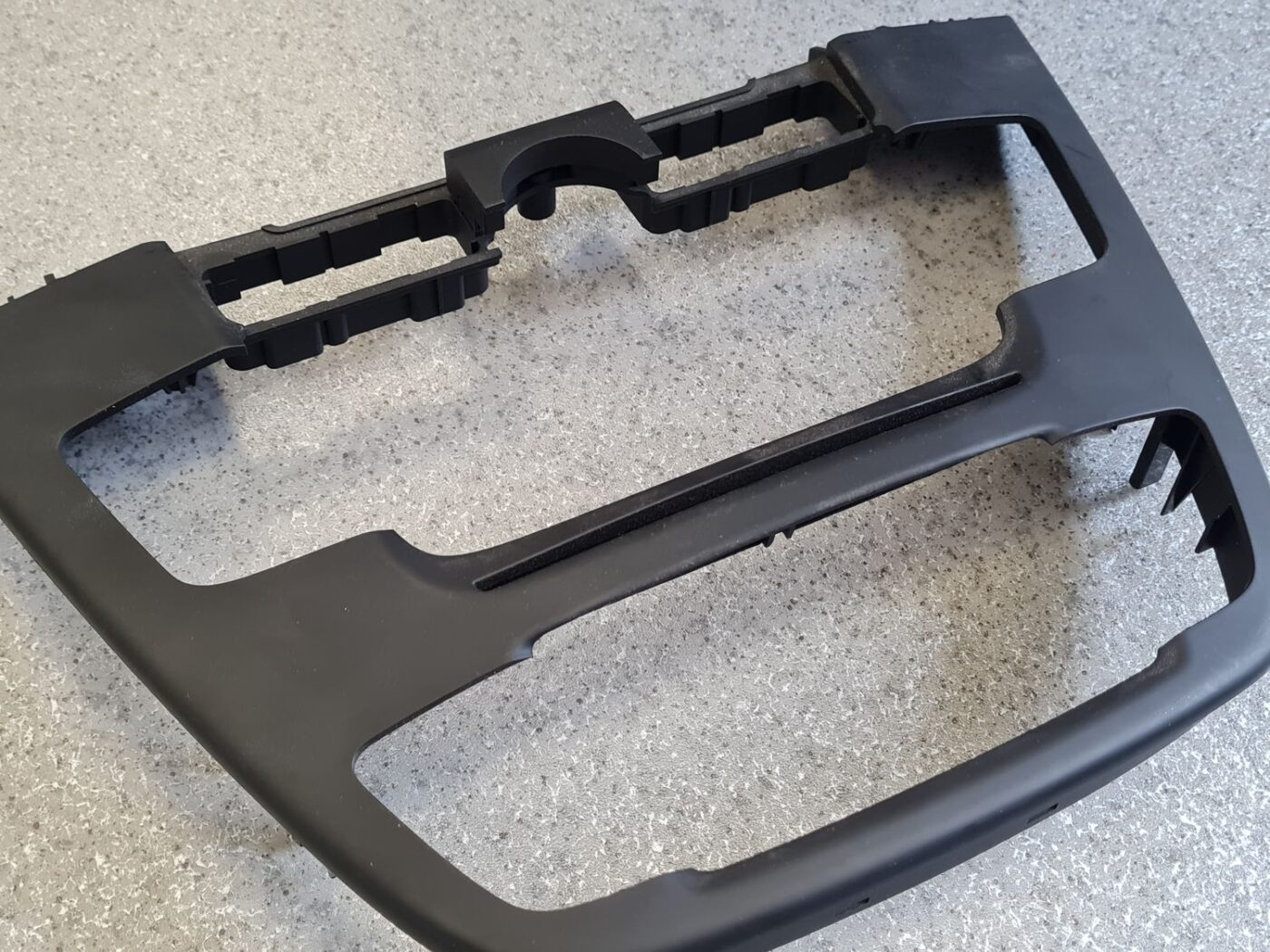 Mērinstrumentu paneļa dekoratīvais rāmis priekš OPEL INSIGNIA SPORTS TOURER 2010 2 Mērinstrumentu paneļa dekoratīvais rāmis priekš OPEL INSIGNIA SPORTS TOURER 2010