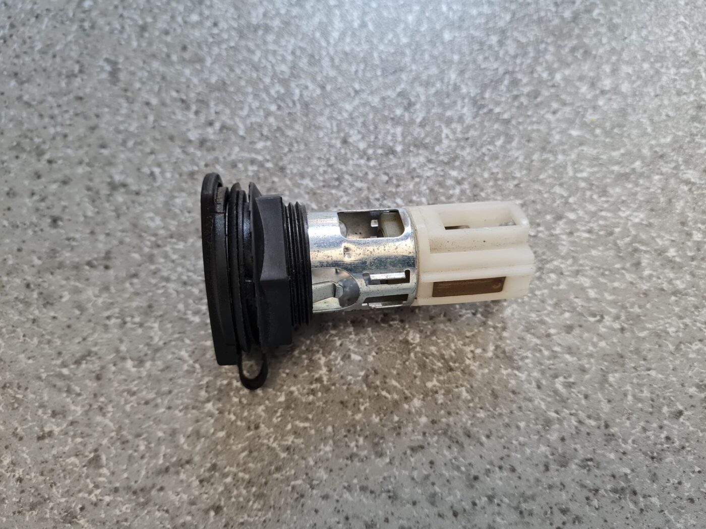 Strāvas kontaktligzda priekš VW GOLF 5 2006 2 Strāvas kontaktligzda priekš VW GOLF 5 2006