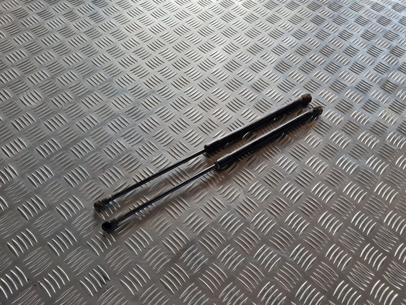 Bagažnieka vāka amortizators priekš VW PASSAT 2004 UNIVERSAL GREY 1 Bagažnieka vāka amortizators priekš VW PASSAT 2004 UNIVERSAL GREY