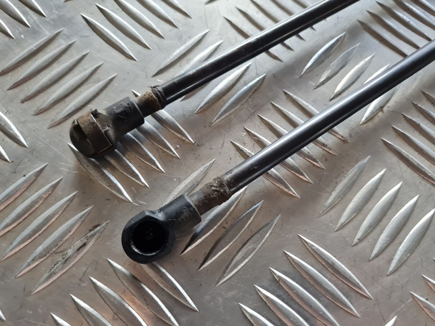 Bagažnieka vāka amortizators priekš VW PASSAT 2004 UNIVERSAL GREY 2 Bagažnieka vāka amortizators priekš VW PASSAT 2004 UNIVERSAL GREY