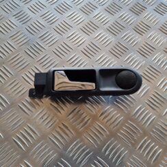 Salona durvju rokturis, aizmugures kreisais priekš VW PASSAT 2004 UNIVERSAL GREY