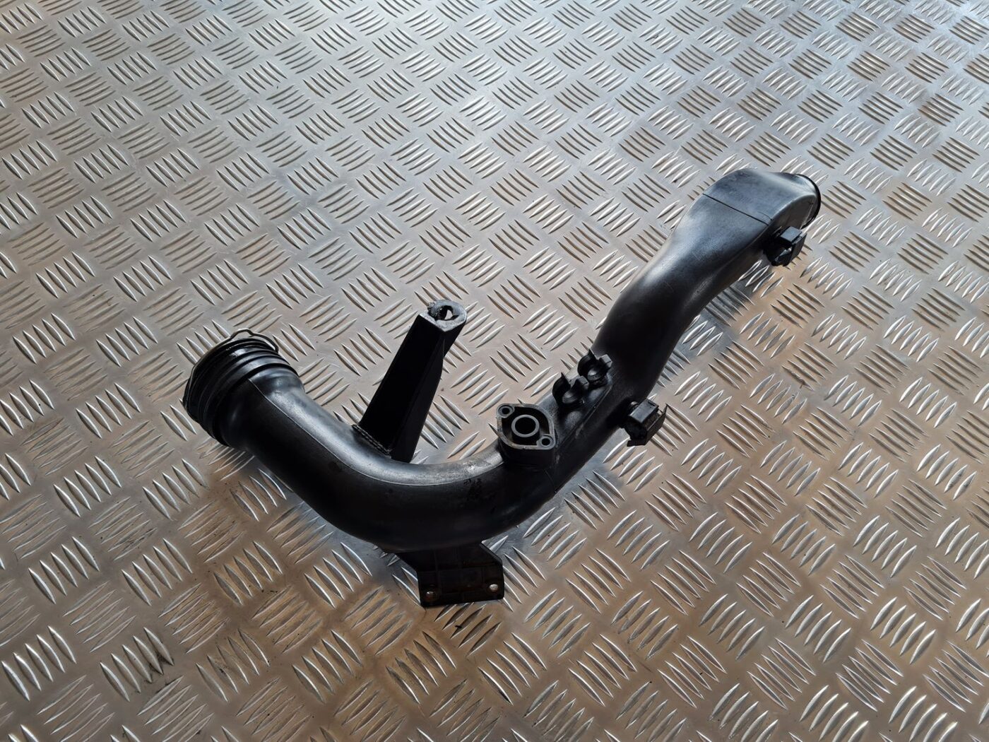 Interkulera caurule priekš VW PASSAT 2004 UNIVERSAL GREY 1 Interkulera caurule priekš VW PASSAT 2004 UNIVERSAL GREY