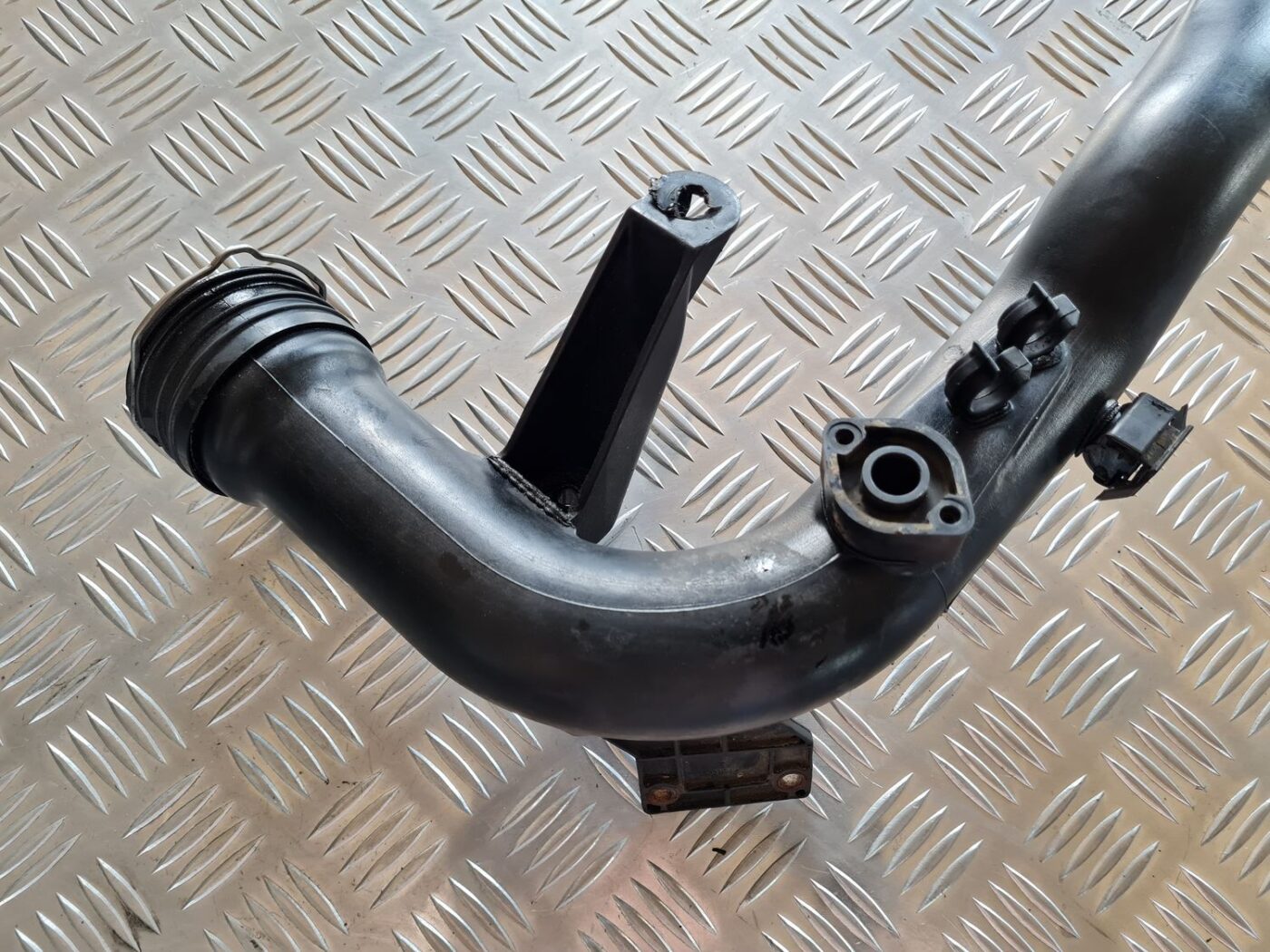 Interkulera caurule priekš VW PASSAT 2004 UNIVERSAL GREY 2 Interkulera caurule priekš VW PASSAT 2004 UNIVERSAL GREY