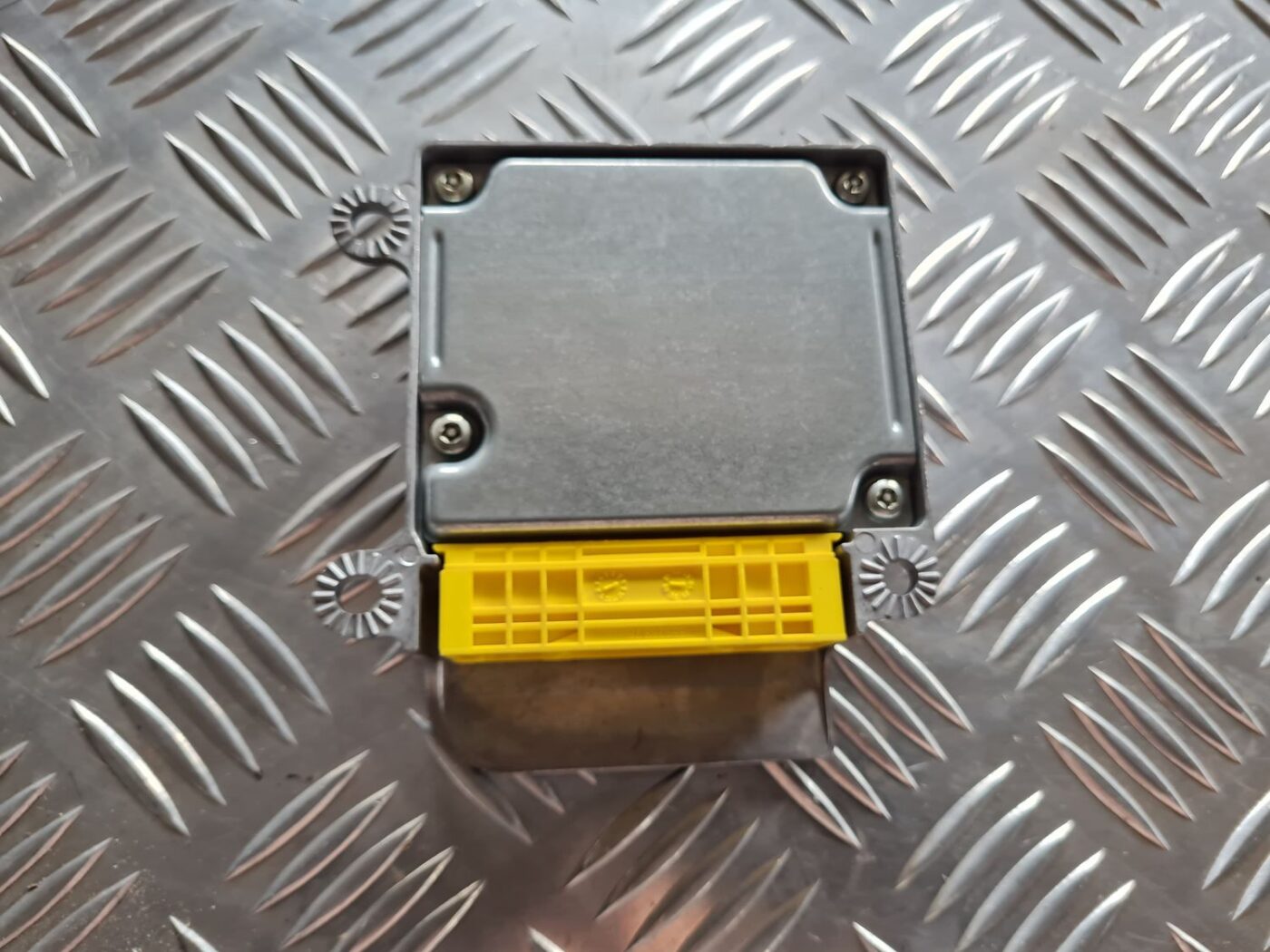 Drošības spilvena vadības bloks priekš VW PASSAT 2004 UNIVERSAL GREY 3 Drošības spilvena vadības bloks priekš VW PASSAT 2004 UNIVERSAL GREY