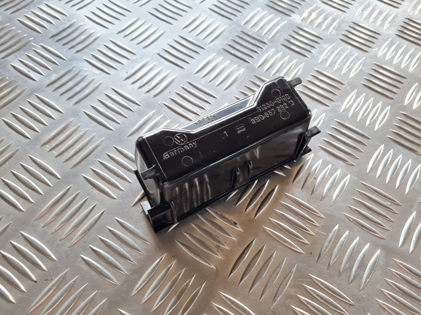 Pelnu trauks priekš VW PASSAT 2004 UNIVERSAL GREY 2 Pelnu trauks priekš VW PASSAT 2004 UNIVERSAL GREY