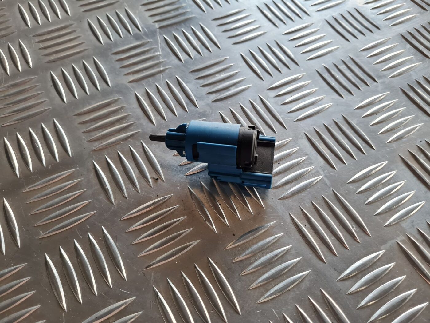 Bremžu signāla slēdzis priekš VW PASSAT 2004 UNIVERSAL GREY 1 Bremžu signāla slēdzis priekš VW PASSAT 2004 UNIVERSAL GREY