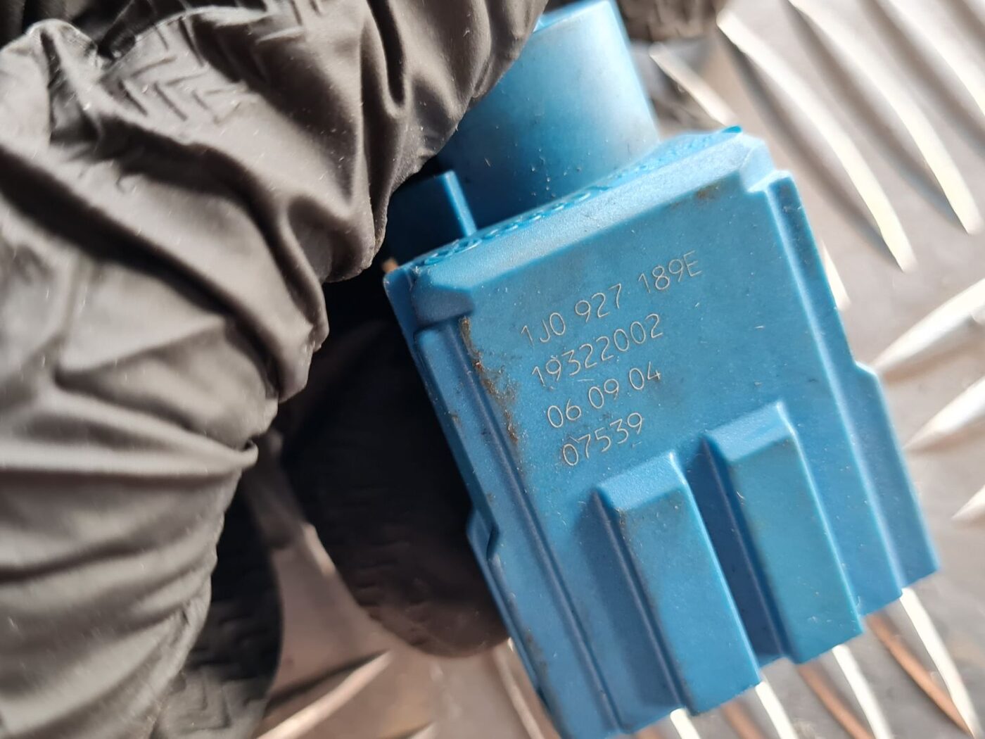 Bremžu signāla slēdzis priekš VW PASSAT 2004 UNIVERSAL GREY 2 Bremžu signāla slēdzis priekš VW PASSAT 2004 UNIVERSAL GREY