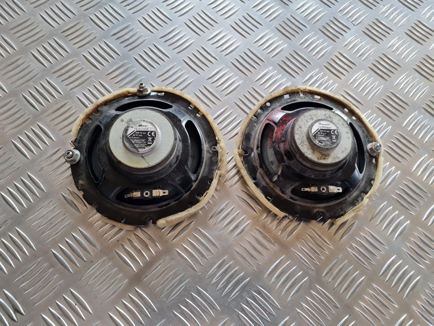 Durvju skaļrunis, apakšā priekš VW PASSAT 2004 UNIVERSAL GREY 5 Durvju skaļrunis, apakšā priekš VW PASSAT 2004 UNIVERSAL GREY