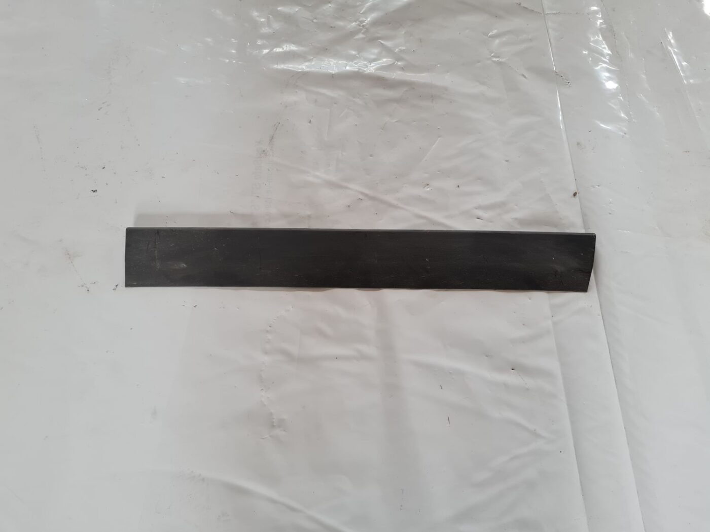 Aizmugurējo labo durvju moldings priekš VW PASSAT 2004 UNIVERSAL GREY 1 Aizmugurējo labo durvju moldings priekš VW PASSAT 2004 UNIVERSAL GREY