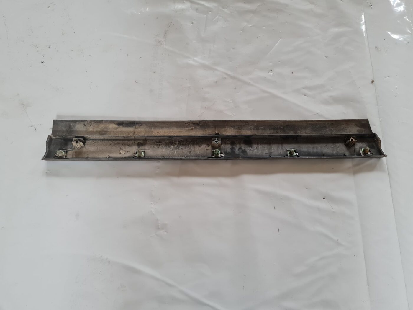 Aizmugurējo labo durvju moldings priekš VW PASSAT 2004 UNIVERSAL GREY 2 Aizmugurējo labo durvju moldings priekš VW PASSAT 2004 UNIVERSAL GREY