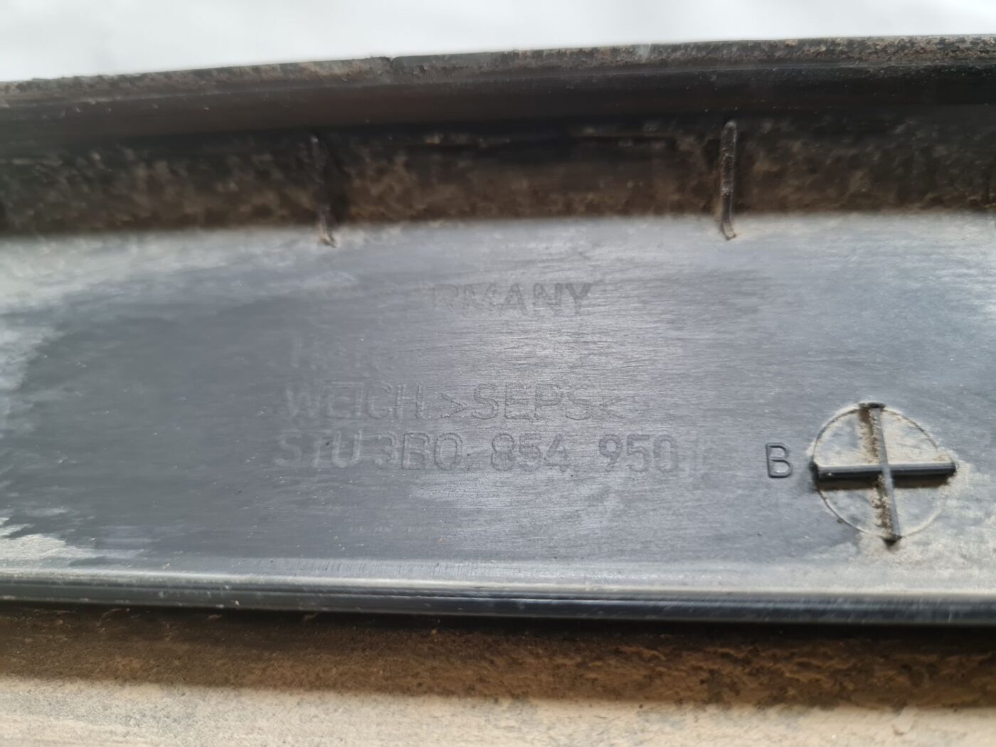 Aizmugurējo labo durvju moldings priekš VW PASSAT 2004 UNIVERSAL GREY 3 Aizmugurējo labo durvju moldings priekš VW PASSAT 2004 UNIVERSAL GREY