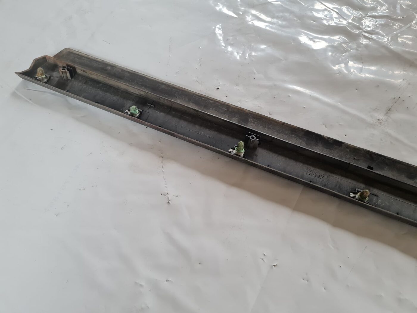 Priekšējo kreiso durvju moldings priekš VW PASSAT 2004 UNIVERSAL GREY