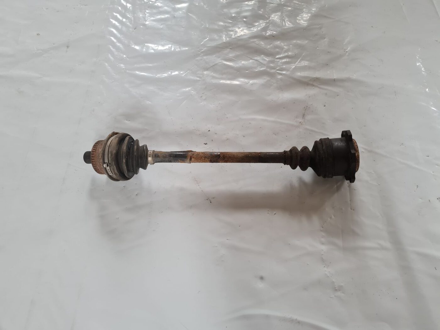 Pusass priekšēja labā priekš VW PASSAT 2004 UNIVERSAL GREY 1 Pusass priekšēja labā priekš VW PASSAT 2004 UNIVERSAL GREY