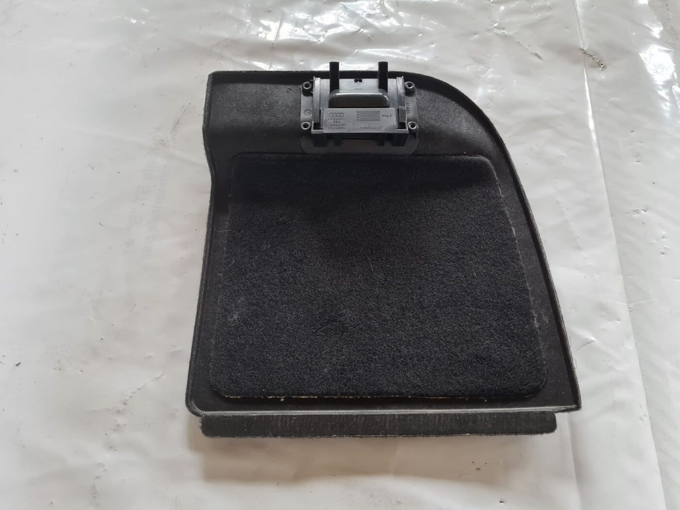 Bagāžnieka nodalījuma sānu apdares lūka priekš VW PASSAT 2004 UNIVERSAL GREY 2 Bagāžnieka nodalījuma sānu apdares lūka priekš VW PASSAT 2004 UNIVERSAL GREY