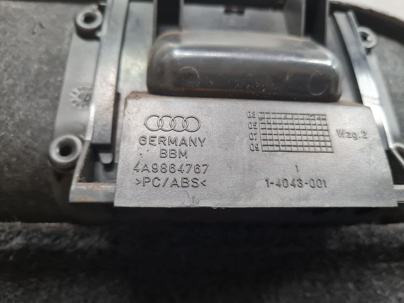 Bagāžnieka nodalījuma sānu apdares lūka priekš VW PASSAT 2004 UNIVERSAL GREY 3 Bagāžnieka nodalījuma sānu apdares lūka priekš VW PASSAT 2004 UNIVERSAL GREY