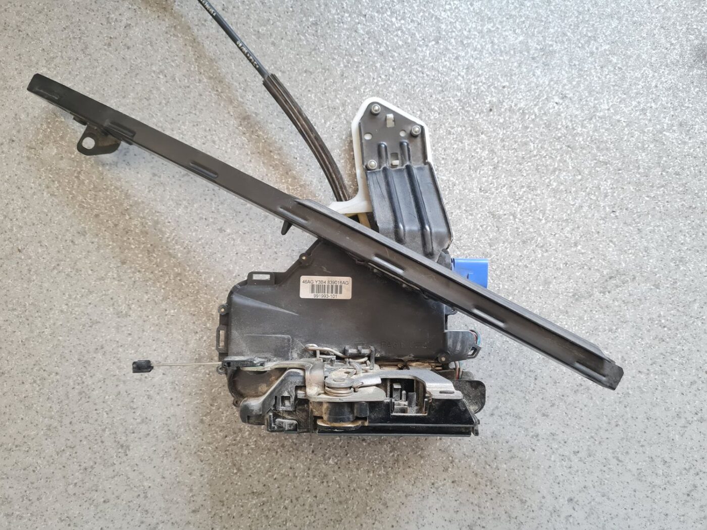 Aizmugurējo labo durvju slēdzene priekš ŠKODA FABIA 2003 2 Aizmugurējo labo durvju slēdzene priekš ŠKODA FABIA 2003