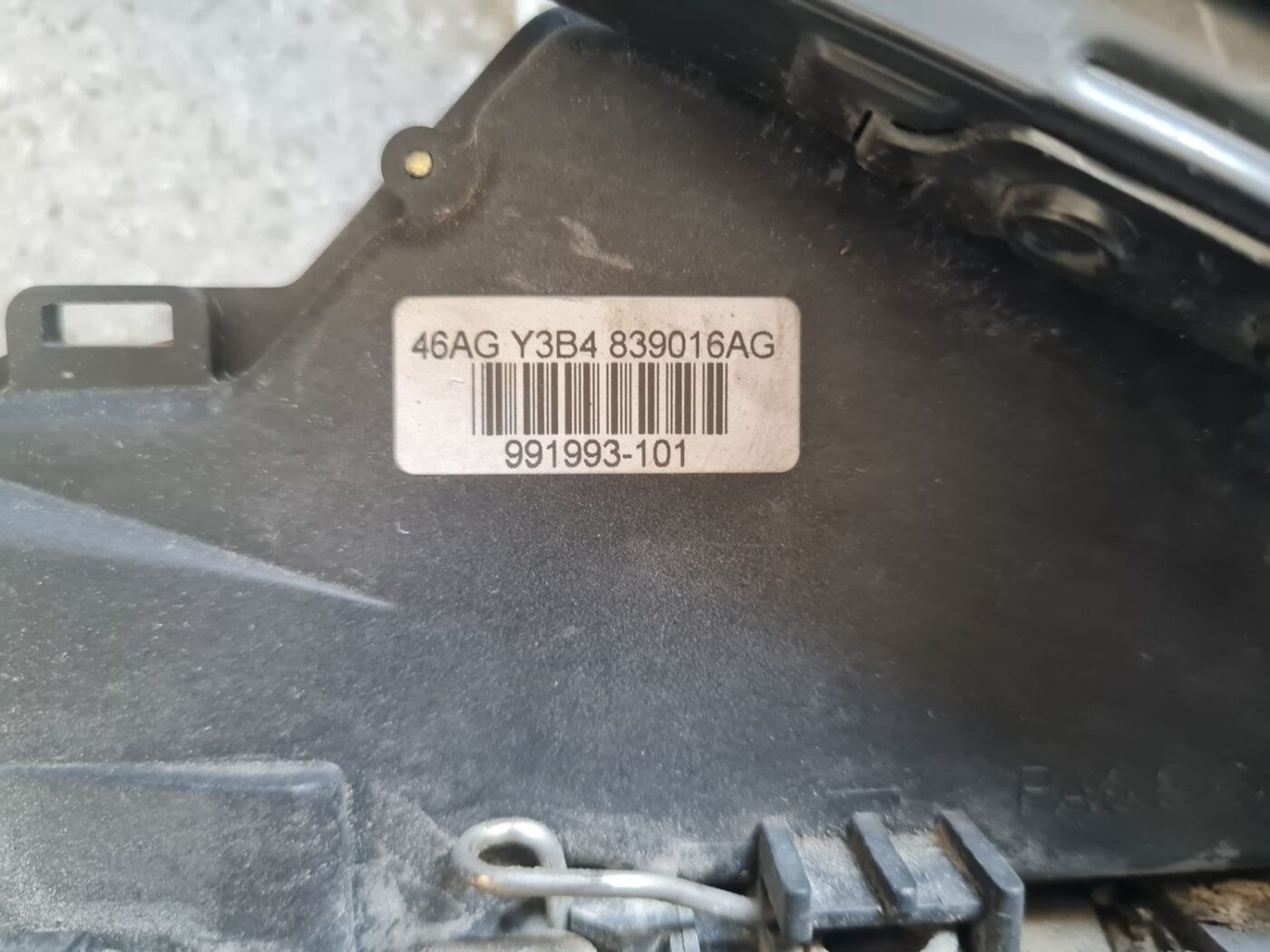 Aizmugurējo labo durvju slēdzene priekš ŠKODA FABIA 2003 8 Aizmugurējo labo durvju slēdzene priekš ŠKODA FABIA 2003