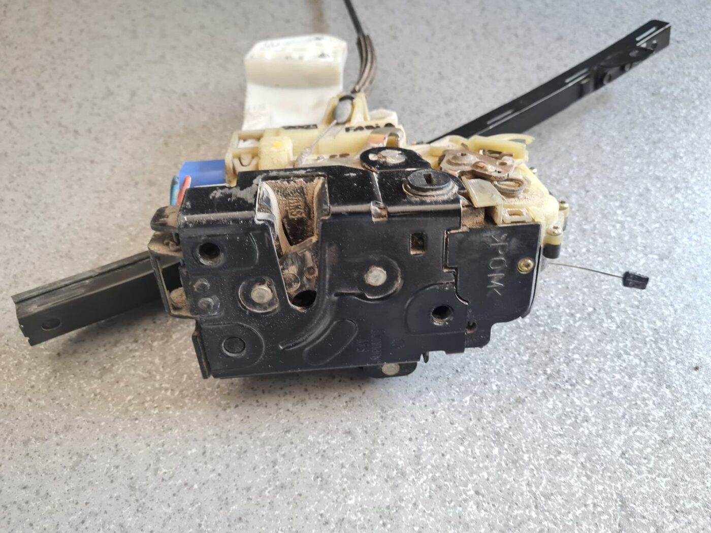 Aizmugurējo labo durvju slēdzene priekš ŠKODA FABIA 2003 6 Aizmugurējo labo durvju slēdzene priekš ŠKODA FABIA 2003