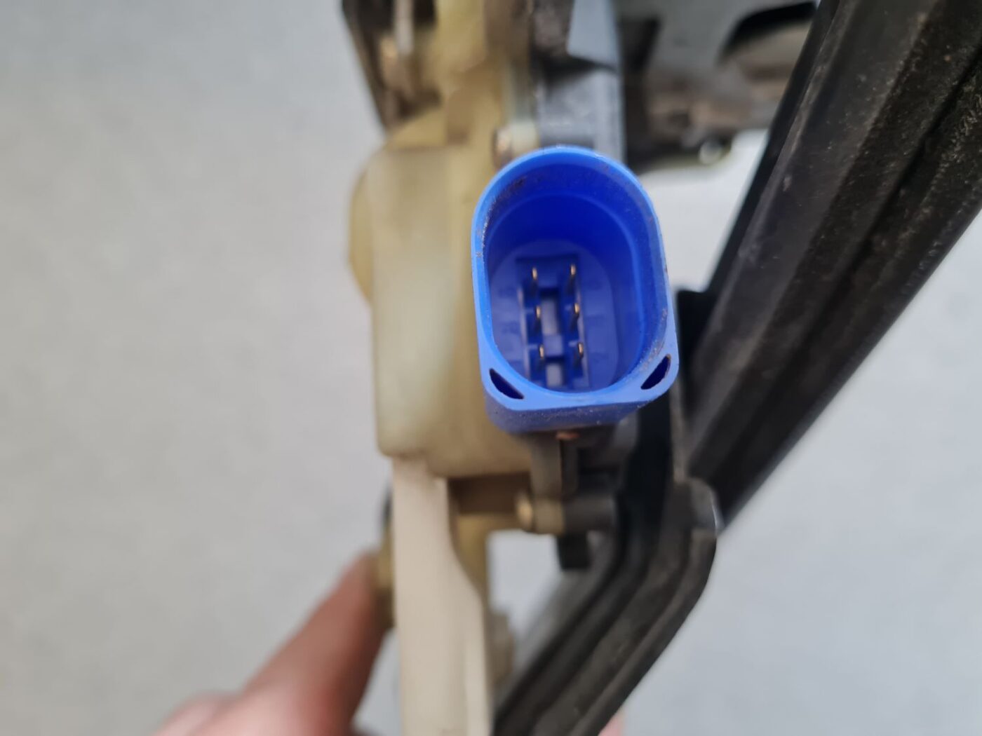 Aizmugurējo labo durvju slēdzene priekš ŠKODA FABIA 2003 4 Aizmugurējo labo durvju slēdzene priekš ŠKODA FABIA 2003