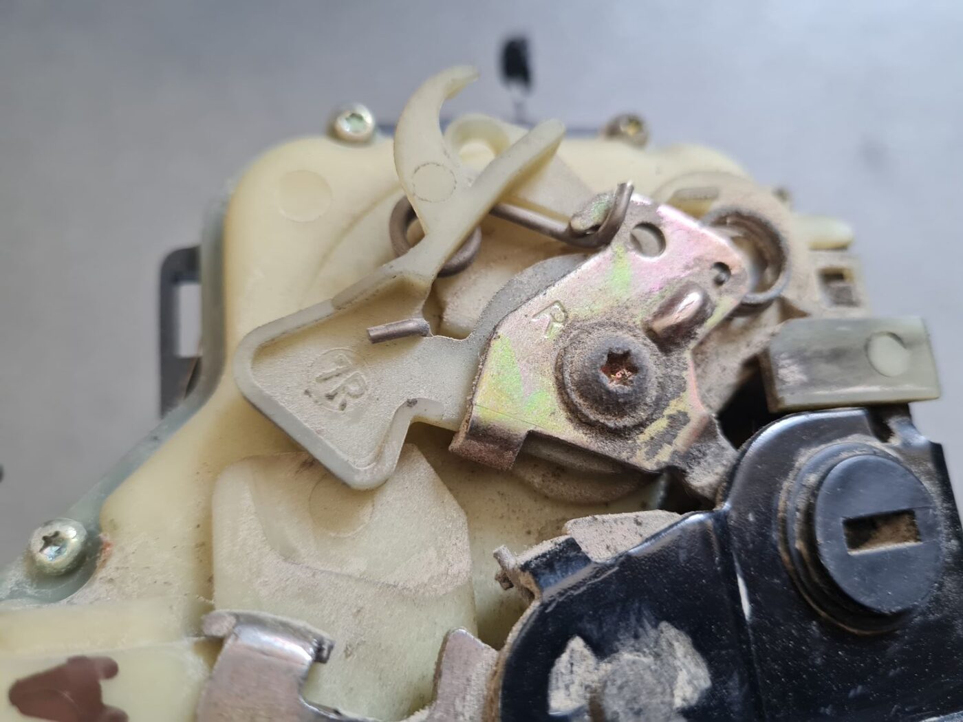 Aizmugurējo labo durvju slēdzene priekš ŠKODA FABIA 2003 3 Aizmugurējo labo durvju slēdzene priekš ŠKODA FABIA 2003