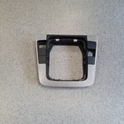 Dekoratīvs rāmis pārnesumu selektoram priekš VW PASSAT B6 2006 ANGL. UNIVERSAL