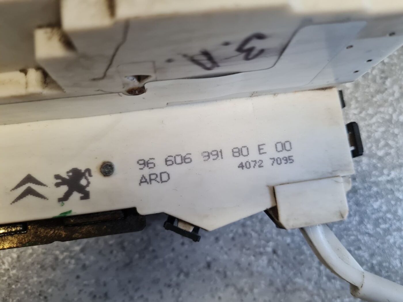 Aizmugurējo labo durvju slēdzene priekš PEUGEOT 407 2006 6 Aizmugurējo labo durvju slēdzene priekš PEUGEOT 407 2006