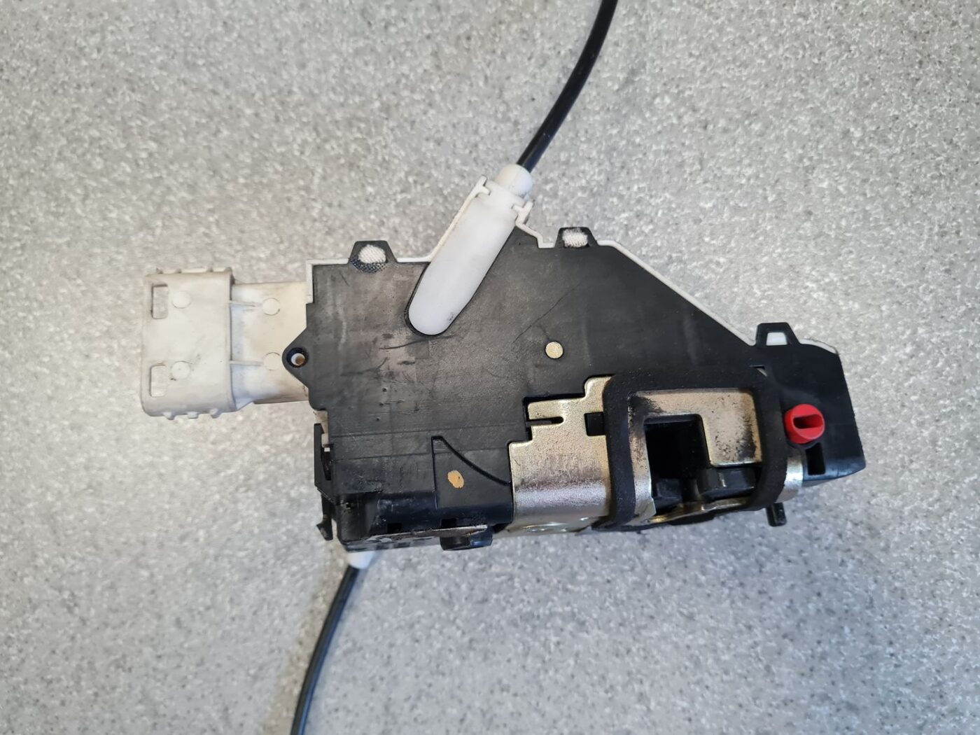 Aizmugurējo labo durvju slēdzene priekš PEUGEOT 407 2006 4 Aizmugurējo labo durvju slēdzene priekš PEUGEOT 407 2006