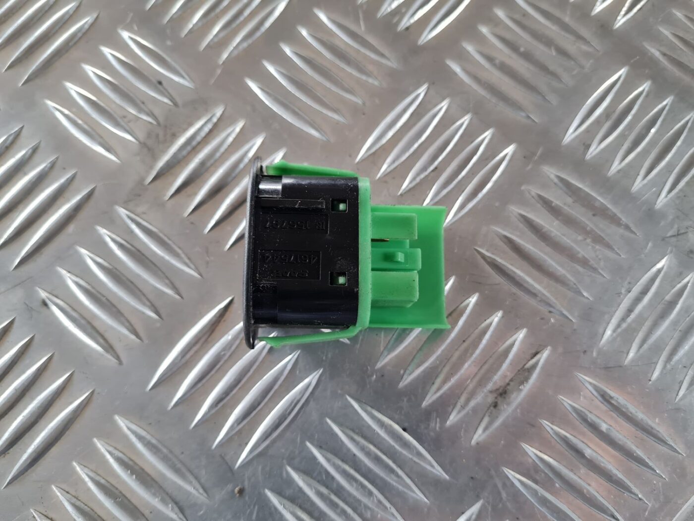 Degvielas tvertnes atvēršanas poga priekš SAAB 9-5 1999 2 Degvielas tvertnes atvēršanas poga priekš SAAB 9-5 1999