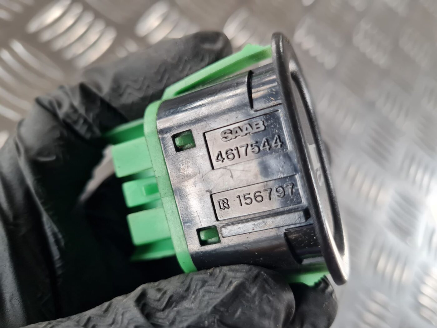 Degvielas tvertnes atvēršanas poga priekš SAAB 9-5 1999 3 Degvielas tvertnes atvēršanas poga priekš SAAB 9-5 1999