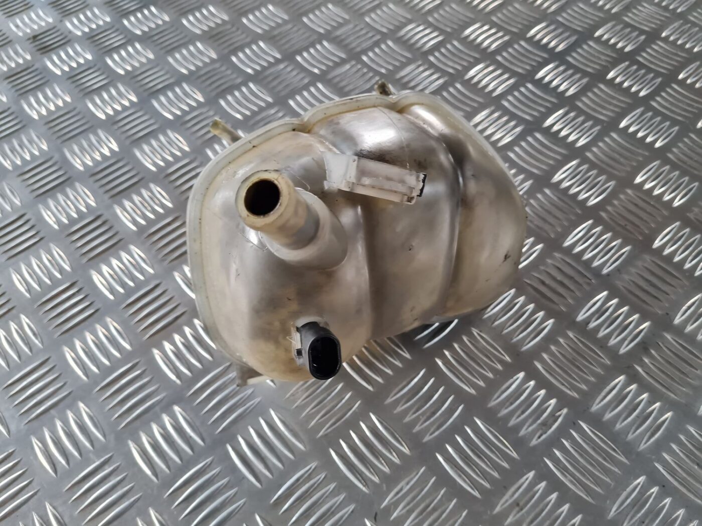 Dzesēšanas šķidruma tvertne priekš SAAB 9-5 1999