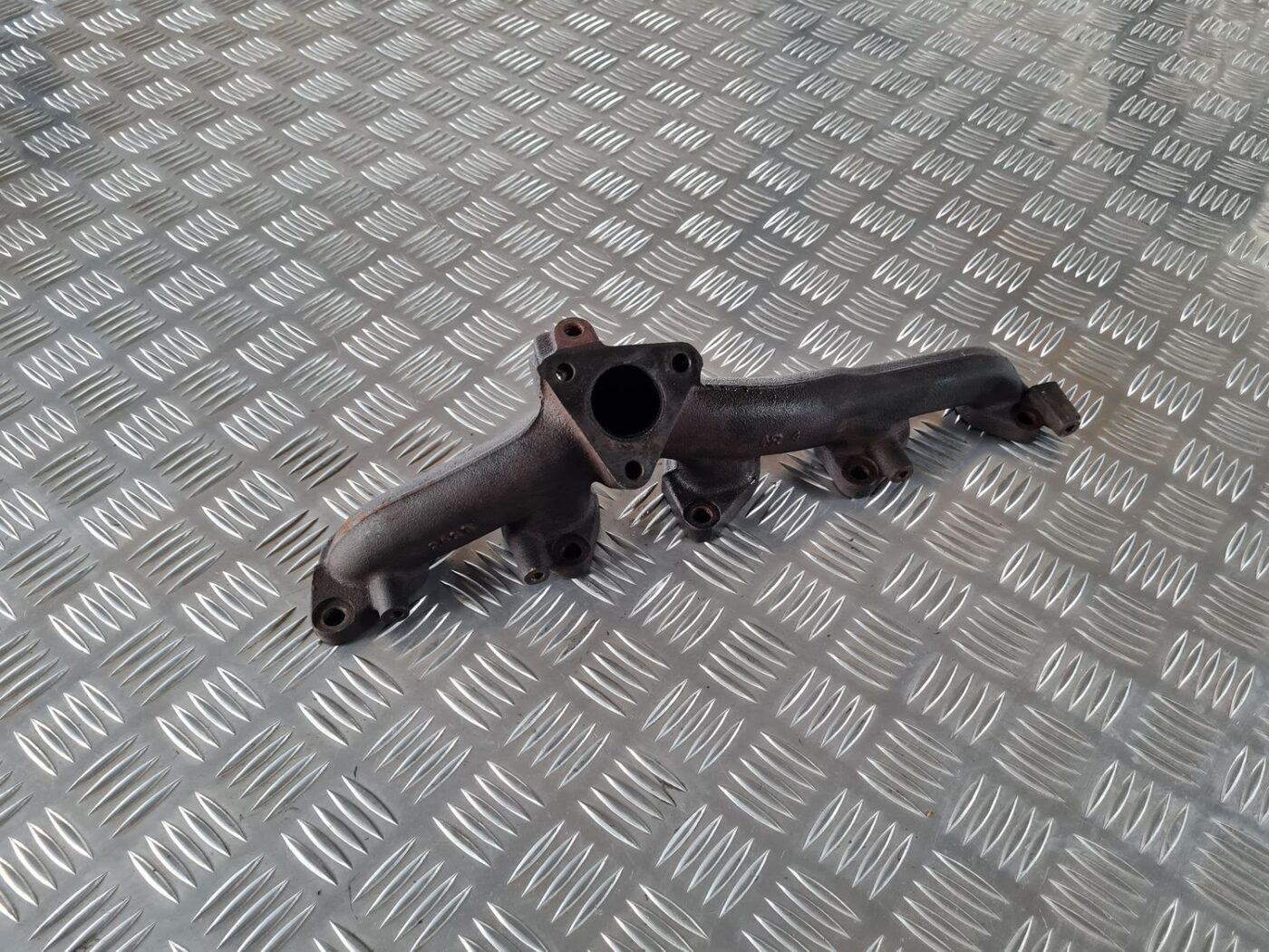 Izplūdes kolektors priekš SAAB 9-5 1999 1 Izplūdes kolektors priekš SAAB 9-5 1999